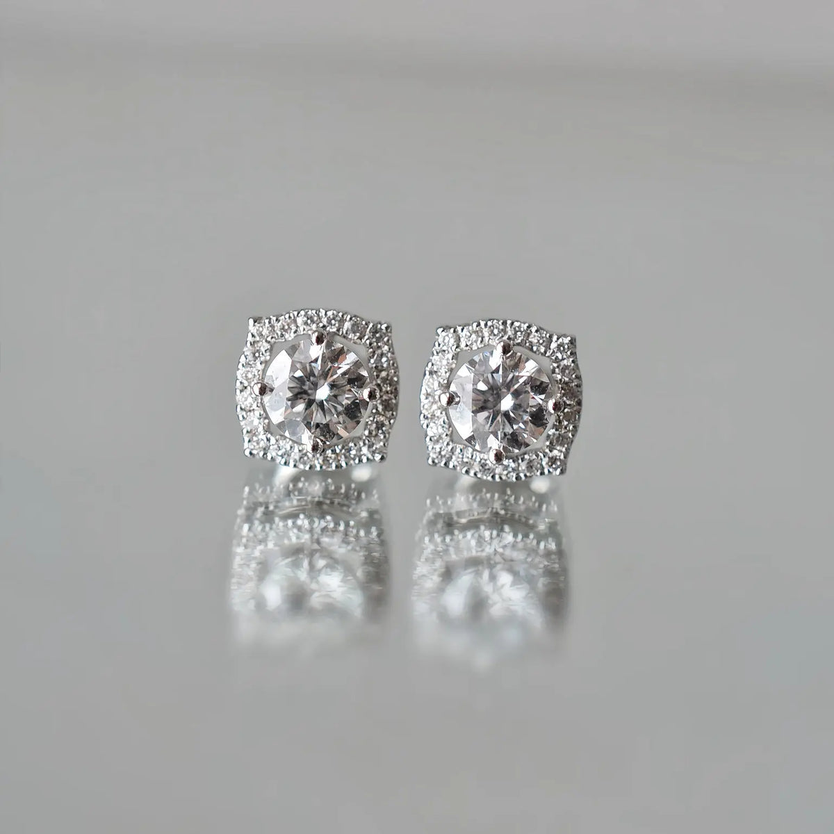Boucles d'oreiller Mira - Diamant de laboratoire - 0,5 carat (2 X) Halo - Rond - Or blanc 18K diamelys