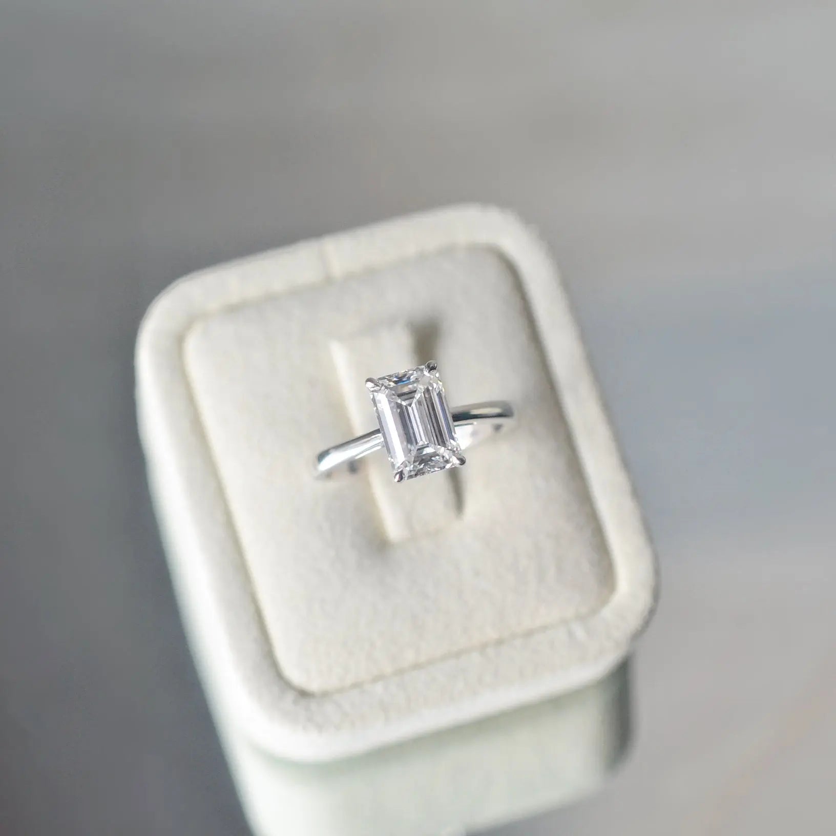 Bague de fiançailles Lune ll - Diamant de laboratoire - 2,1 carats - Émeraude -Or blanc 18K - taille 52 diamelys