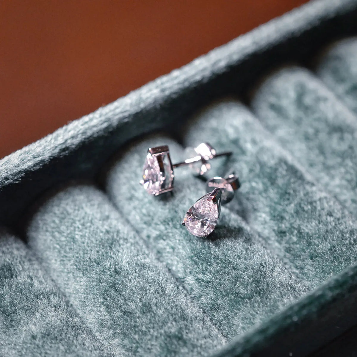 Boucles d’oreilles Nova – Or blanc 18 carats – Poire 0,51 carat (2 X) diamelys