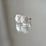 Boucles d'oreiller Mira - Diamant de laboratoire - 0,5 carat (2 X) Halo - Rond - Or blanc 18K diamelys