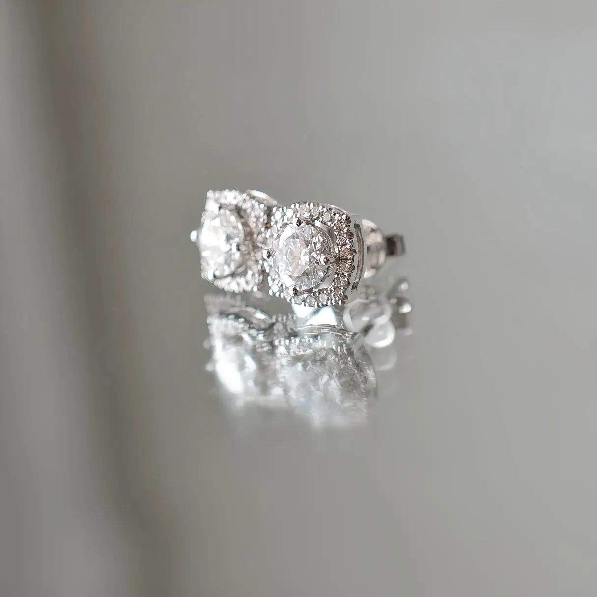 Boucles d'oreiller Mira - Diamant de laboratoire - 0,5 carat (2 X) Halo - Rond - Or blanc 18K diamelys