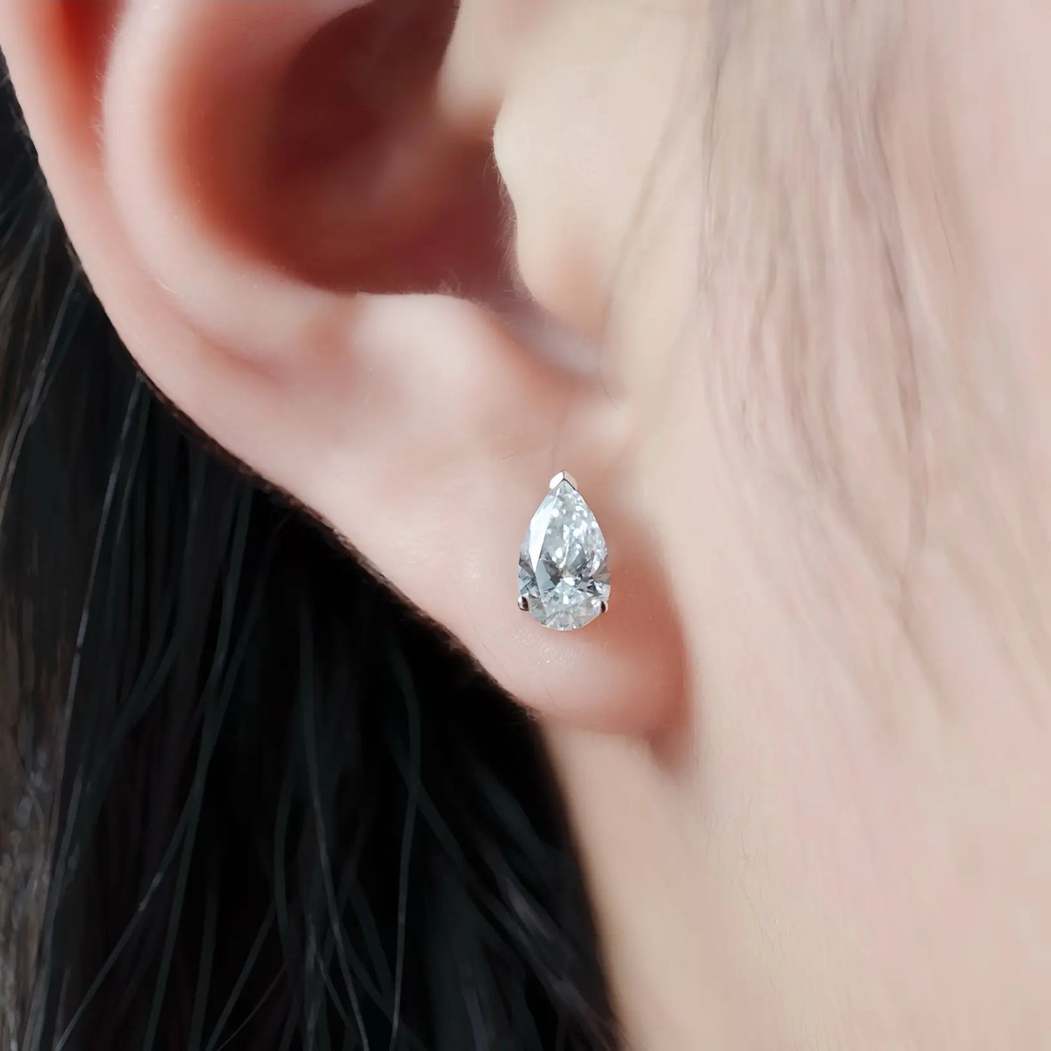 Boucles d’oreilles Nova – Or blanc 18 carats – Poire 0,51 carat (2 X) diamelys