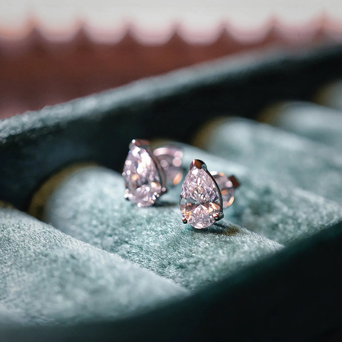 Boucles d’oreilles Nova – Or blanc 18 carats – Poire 0,51 carat (2 X) diamelys