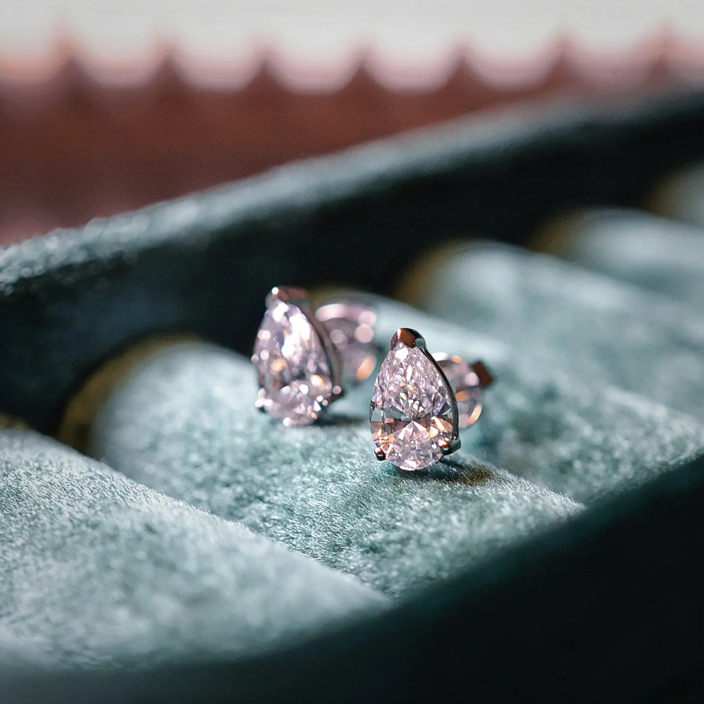 Boucles d’oreilles Nova – Or blanc 18 carats – Poire 0,51 carat (2 X) diamelys