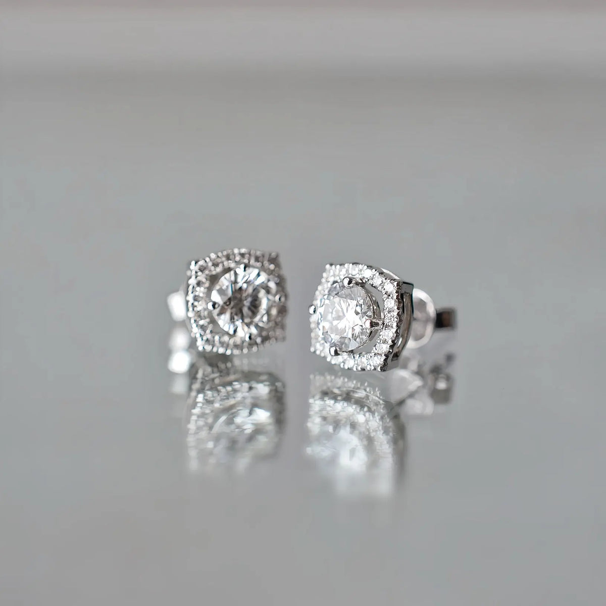 Boucles d'oreiller Mira - Diamant de laboratoire - 0,5 carat (2 X) Halo - Rond - Or blanc 18K diamelys
