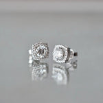 Boucles d'oreiller Mira - Diamant de laboratoire - 0,5 carat (2 X) Halo - Rond - Or blanc 18K diamelys
