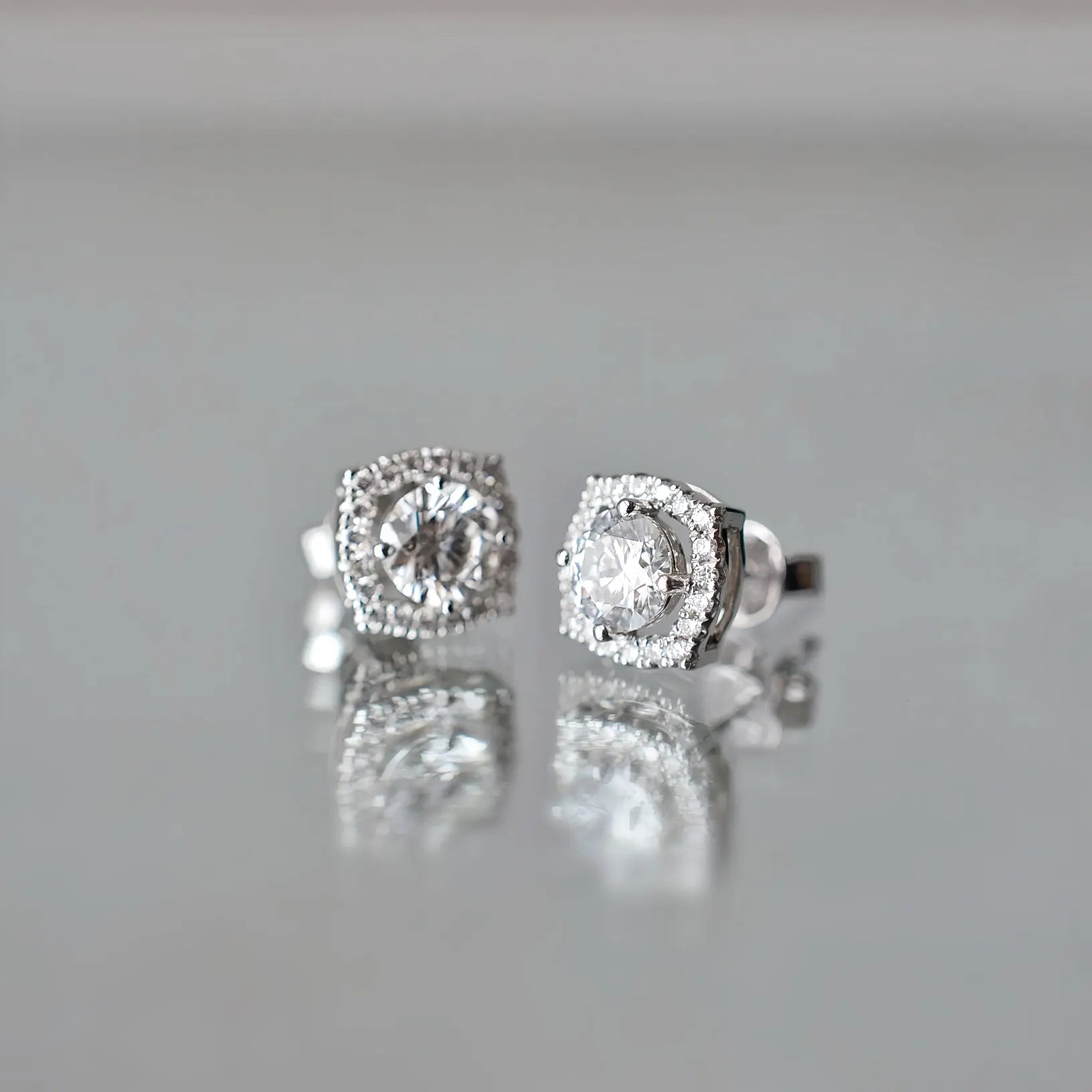 Boucles d'oreiller Mira - Diamant de laboratoire - 0,5 carat (2 X) Halo - Rond - Or blanc 18K diamelys