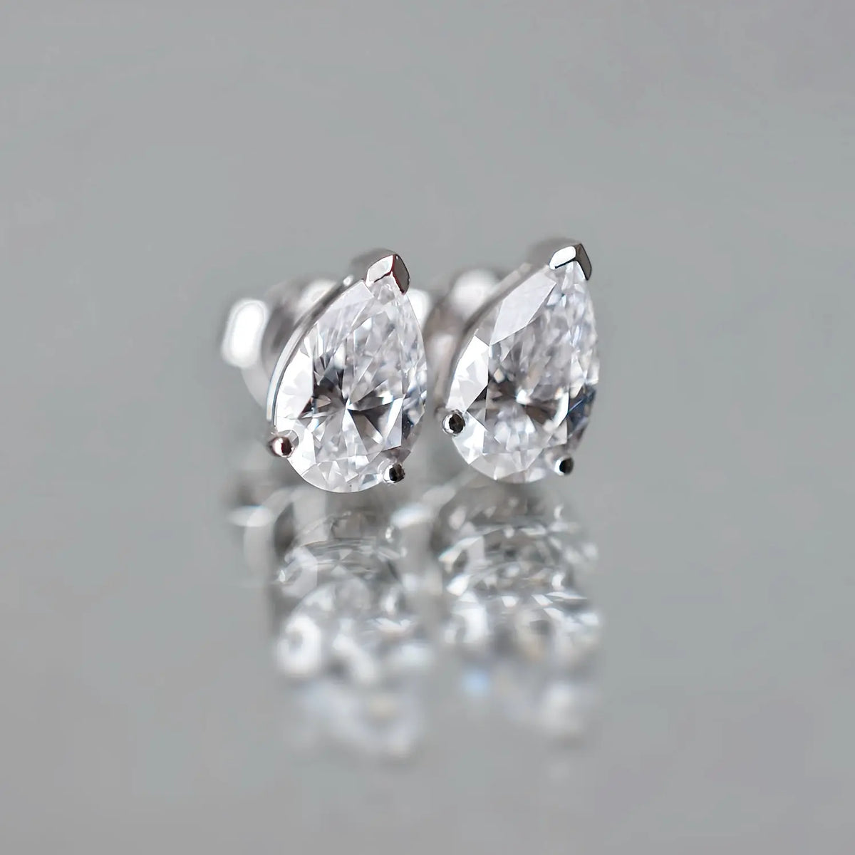 Boucles d’oreilles Nova – Or blanc 18 carats – Poire 0,51 carat (2 X) diamelys