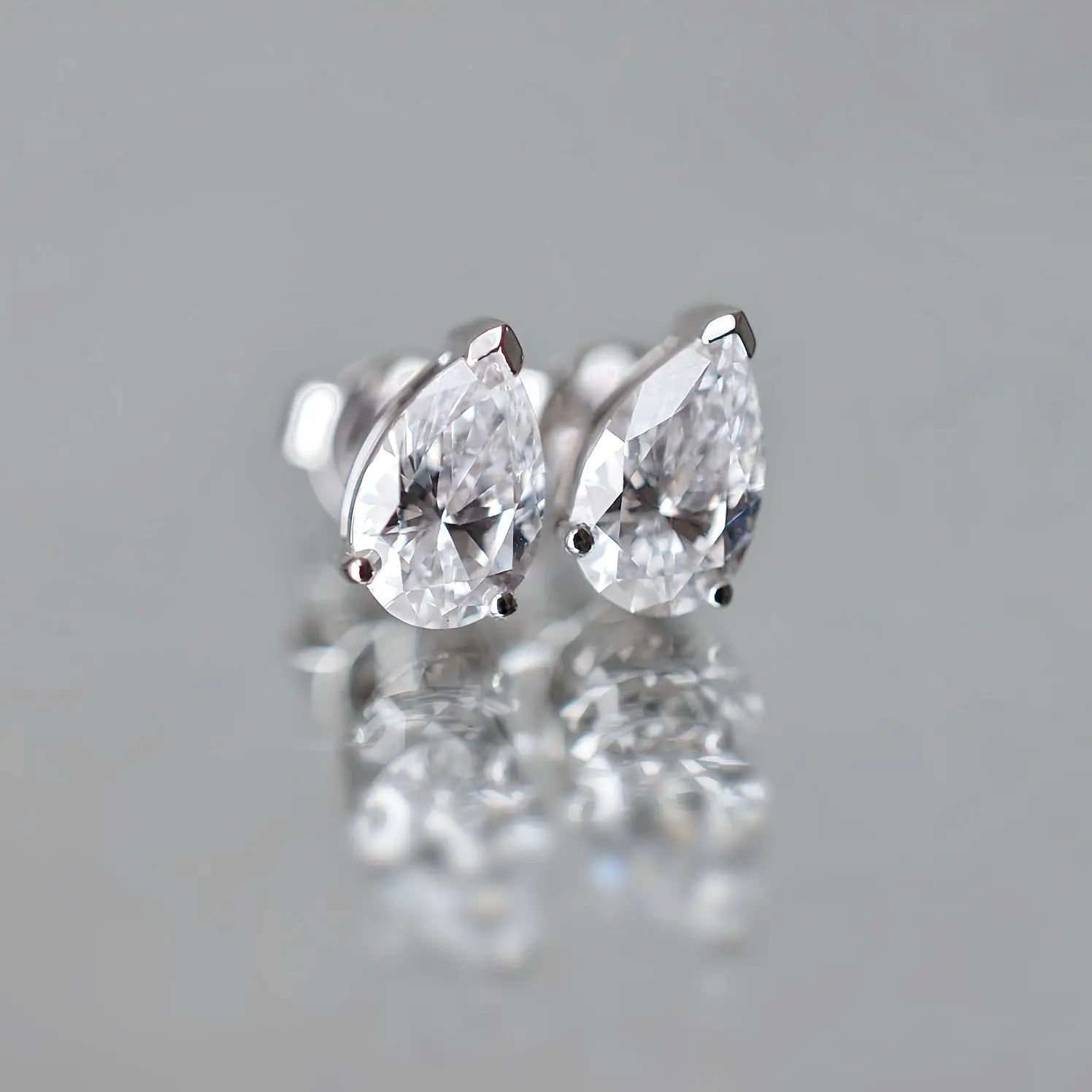 Boucles d’oreilles Nova – Or blanc 18 carats – Poire 0,51 carat (2 X) diamelys