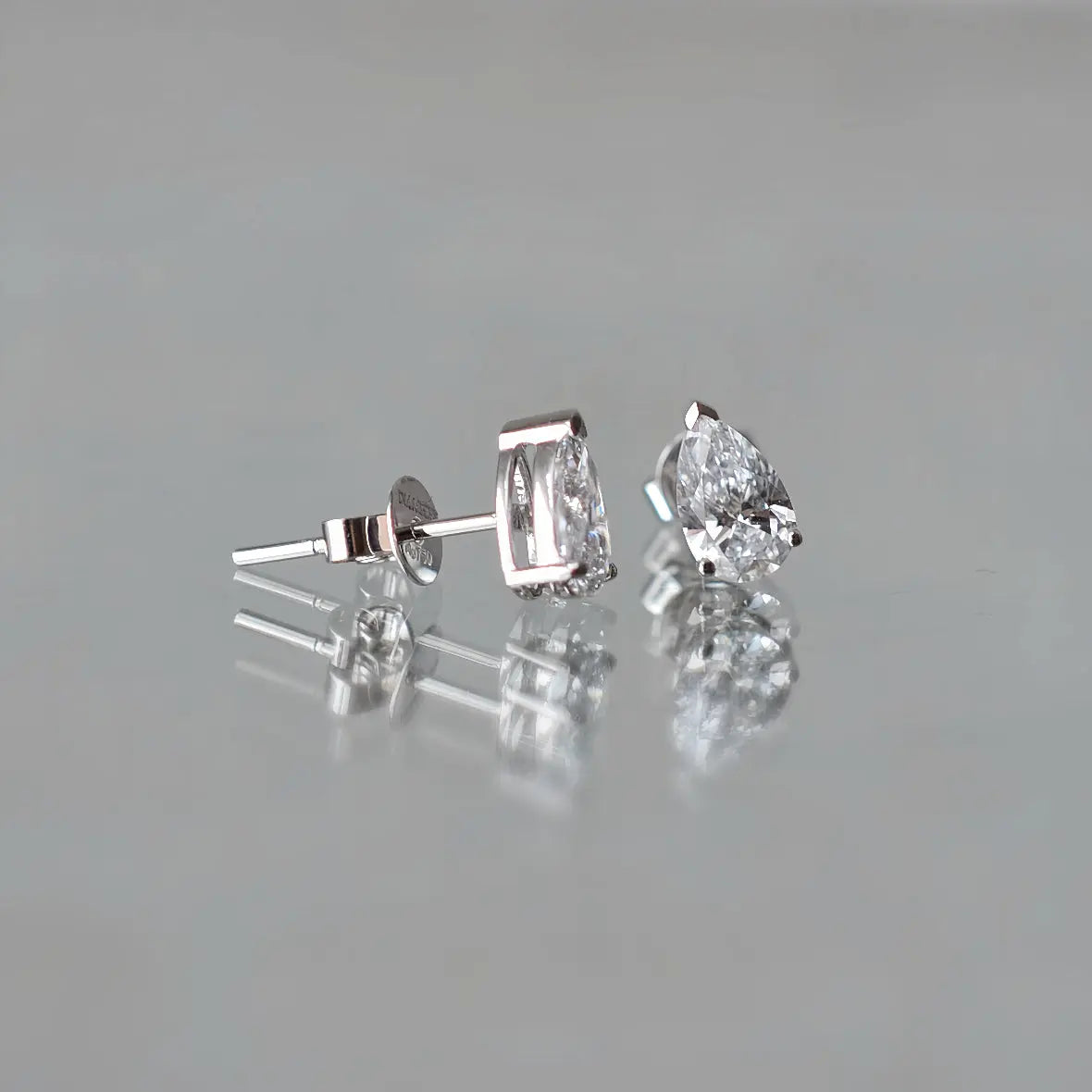 Boucles d’oreilles Nova – Or blanc 18 carats – Poire 0,51 carat (2 X) diamelys
