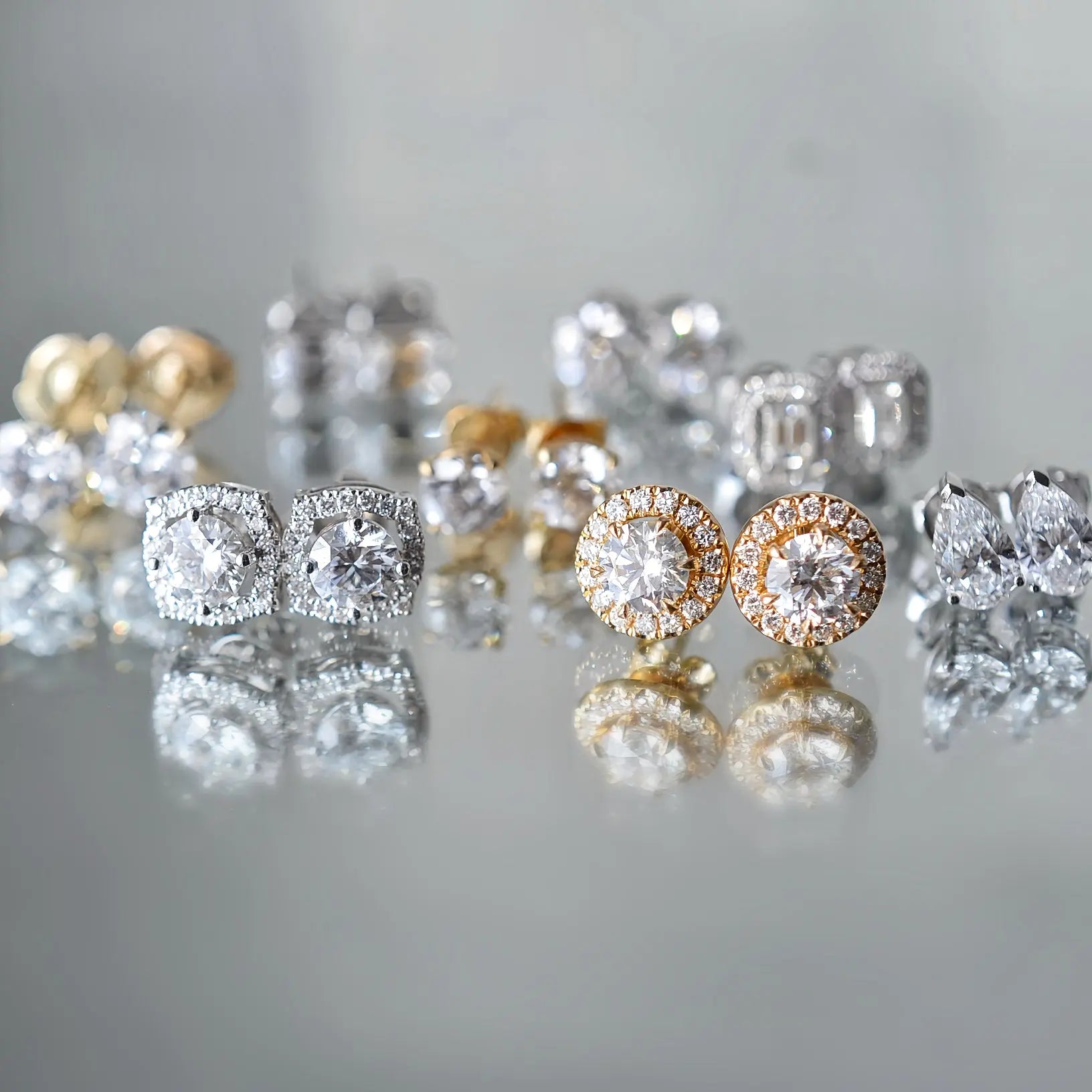 Boucles d'oreiller Mira - Diamant de laboratoire - 0,5 carat (2 X) Halo - Rond - Or blanc 18K diamelys