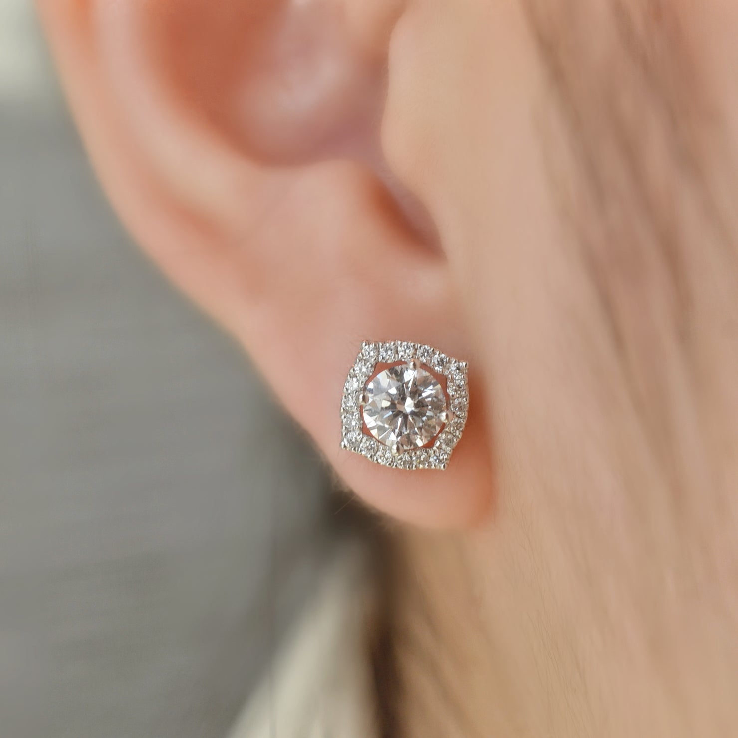 Boucles d'oreiller Mira - Diamant de laboratoire - 0,5 carat (2 X) Halo - Rond - Or blanc 18K